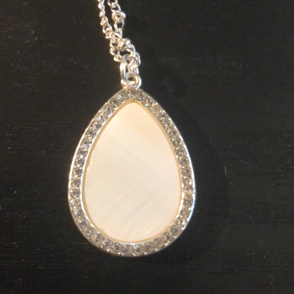 NEW! Really Pretty Long Necklace w/ White Pendant - Picture 4 of 7